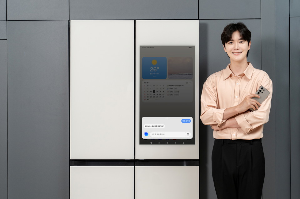 삼성전자가 터치스크린 냉장고를 대상으로 '보이스 ID' 소프트웨어 업데이트를 이달 중 실시한다. [사진=삼성전자]