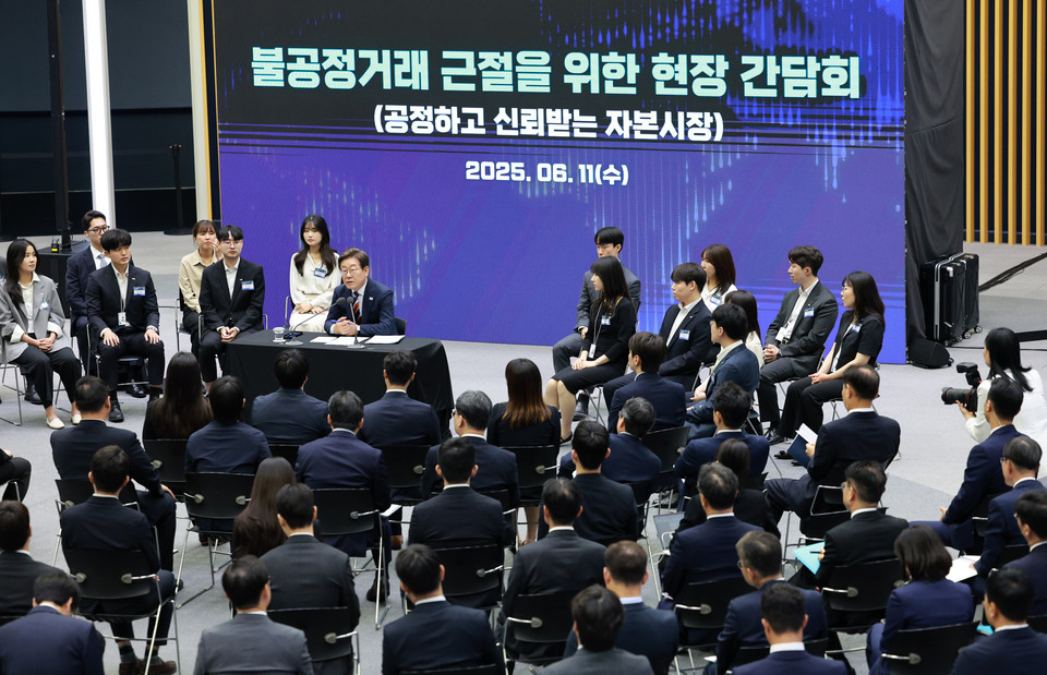 이재명 대통령이 11일 서울 영등포구 한국거래소에서 열린 주식시장 불공정거래 근절을 위한 현장 간담회를 주재하고 있다. [사진=연합뉴스]