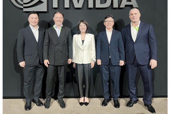 (왼쪽부터) 석상옥 네이버랩스 대표, 압델마지드 아라쿠이 후사이니 TAQA 모로코 CEO, 채선주 네이버 전략사업대표, 김유원 네이버클라우드 대표, 칼리드 아랍 로이드그룹 창업자 [사진=네이버]