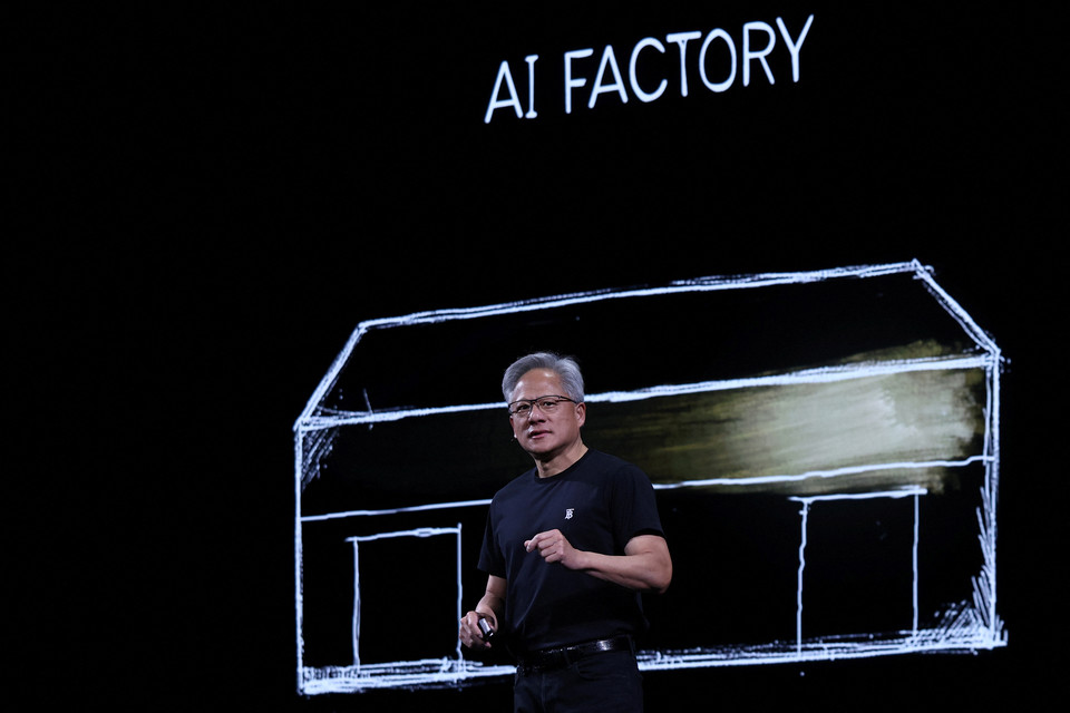 젠슨 황 엔비디아 CEO가 11일(현지시간) 비바텍 컨퍼런스 현장에서 발언하고 있다. [사진=로이터]