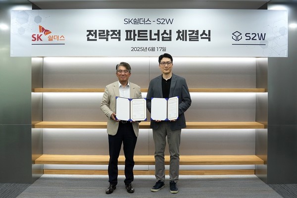 (왼쪽부터) 김병무 SK쉴더스 사이버보안부문장, S2W 서상덕 대표 [사진=S2W]