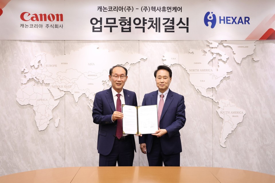 (왼쪽부터) 박정우 캐논코리아 대표, 한창수 헥사휴먼케어 대표가 기념촬영을 하고 있다. [사진=캐논코리아]