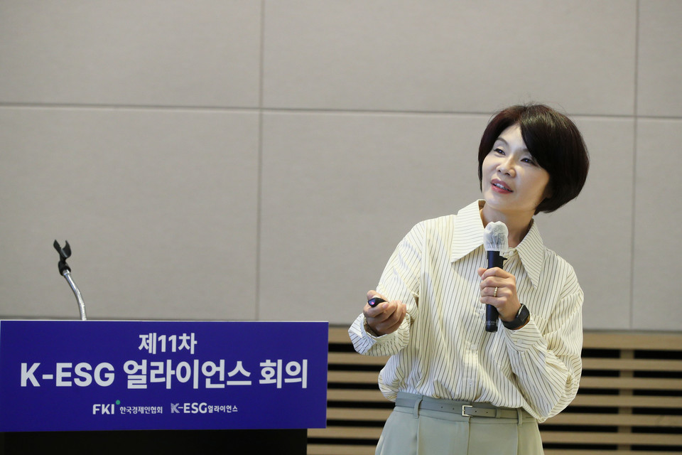 한정애 국회 기후위기특별위원회 위원장이 20일 FKI타워 컨퍼런스센터에서 열린 '제11차 K-ESG 얼라이언스 회의'에 참석해 '기후 위기와 대한민국의 정책적 과제'를 주제로 특별강연을 하고 있다. [사진=한경협]