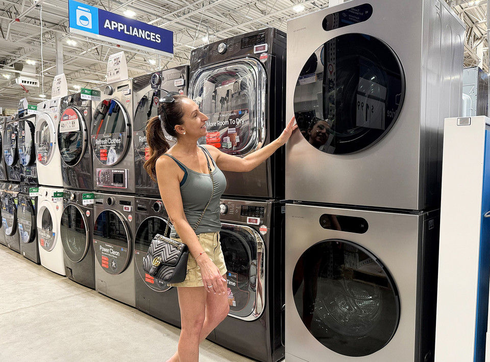 LG전자가 최근 미국의 대표적인 종합가전 유통업체 ‘로우스(Lowe’s)’에 LG 시그니처 29인치 세탁기와 건조기 제품 공급을 시작했다. [사진=LG전자]