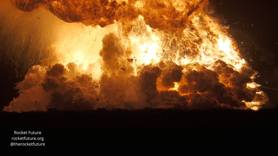 이달 18일(현지시간) 미국 텍사스주 브라운빌에서 발생한 스페이스X 로켓 폭발 동영상 화면. 이 동영상은 소셜미디어(SNS)를 통해 다수에 공유됐다. [사진=로이터]
