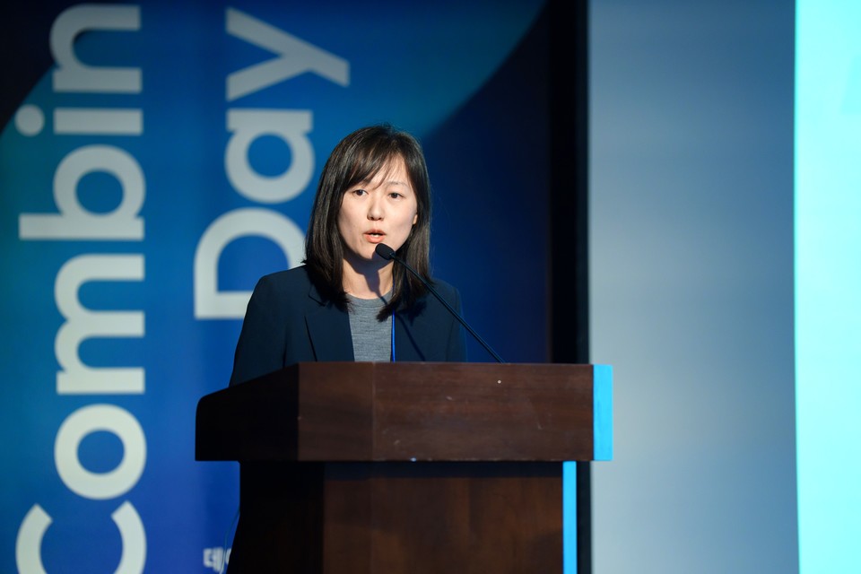 27일 서울 중구 은행회관에서 열린 이번 '2025 가명정보 활용 협력 네트워크-Combination Day' 행사에서 과기정통부 이소라 과장이 인사말을 하고 있다. [사진=NIA]