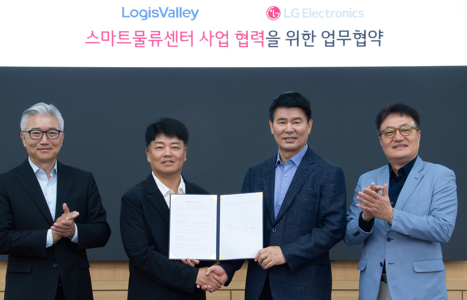 (왼쪽부터) 김필립 로지스밸리 대표이사, 임영빈 로지스밸리 그룹 회장, 정대화 LG전자 생산기술원장(사장), 백기문 LG전자 ID사업부장(전무) [사진=LG전자]