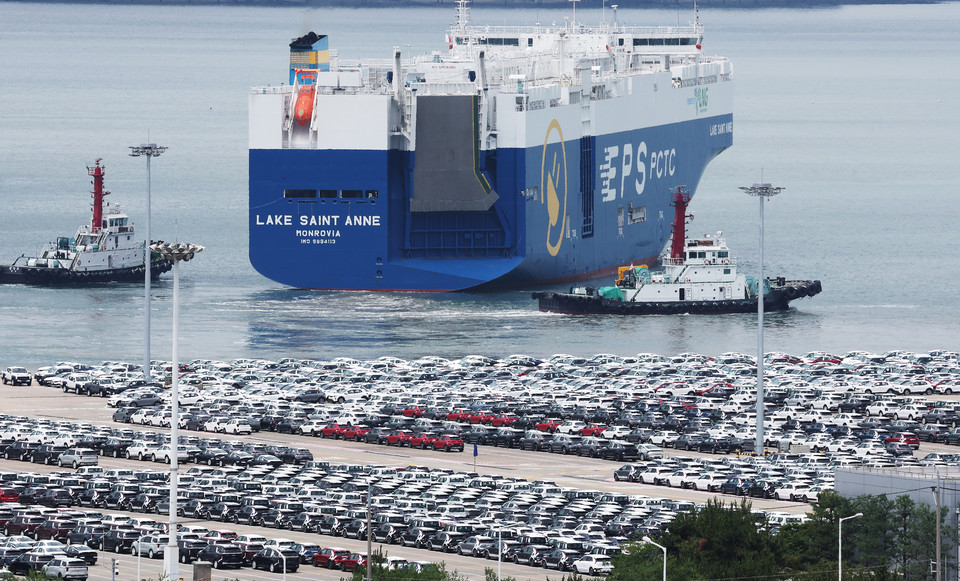 30일 경기도 평택항에 수출용 자동차가 세워져 있는 모습 [사진=연합뉴스]