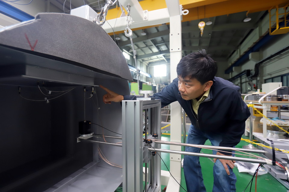 기계연 가상공학연구센터 이성현 책임연구원이 방사소음 예측 알고리즘 시험 장비를 살펴보고 있다. [사진=기계연]