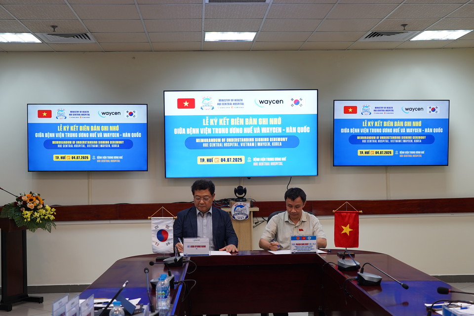 (왼쪽부터) 웨이센 김경남 대표, 후에중앙병원 팜느히엡 병원장이 업무협약 문서에 서명을 하고 있다. [사진=웨이센]