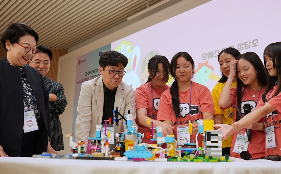 지난 5일 개최한 해커톤에서 참가 학생들이 심사위원단에게 레고 블록으로 만든 작품을 시연하고 있다. (왼쪽부터) 민희경 CJ사회공헌추진단장, 송창훈 서울시자원봉사센터장, 유인상 CJ올리브네트웍스 대표이사 [사진=CJ올리브네트웍스]