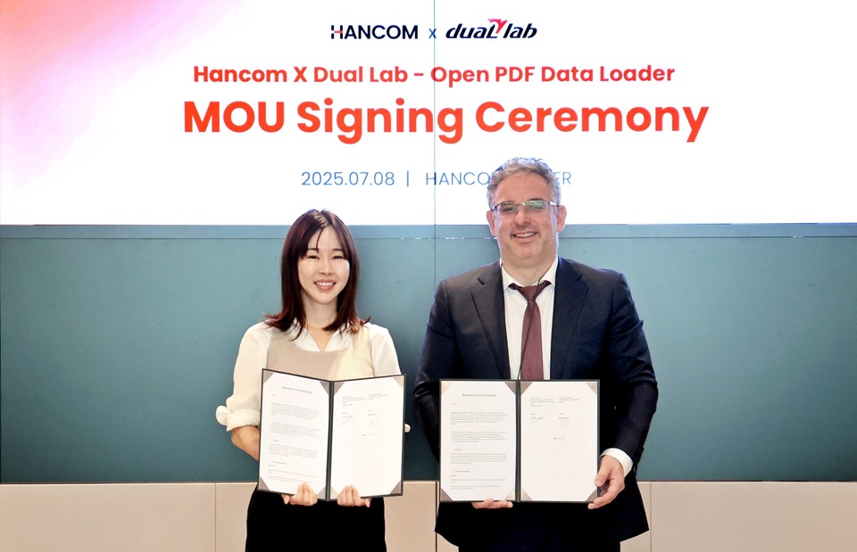 (왼쪽부터) 한컴 김연수 대표, 듀얼랩 보리스 두브로브 대표가 협약 체결 후 기념촬영을 하고 있다. [사진=한컴그룹]