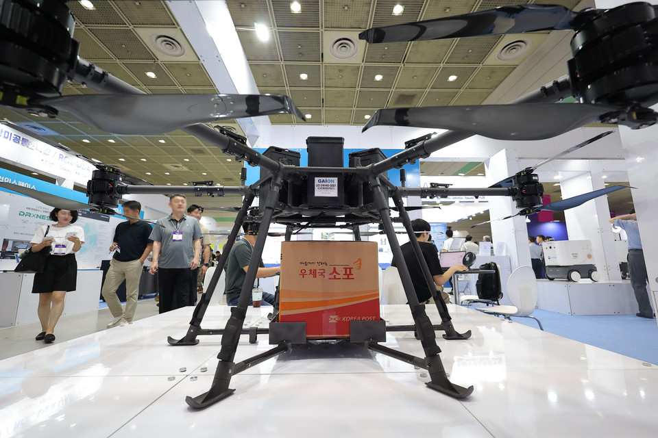 9일 서울 강남구 코엑스에서 열린 2025 무인이동체 산업엑스포에 택배 수송용 드론이 전시돼 있다. [사진=연합뉴스]