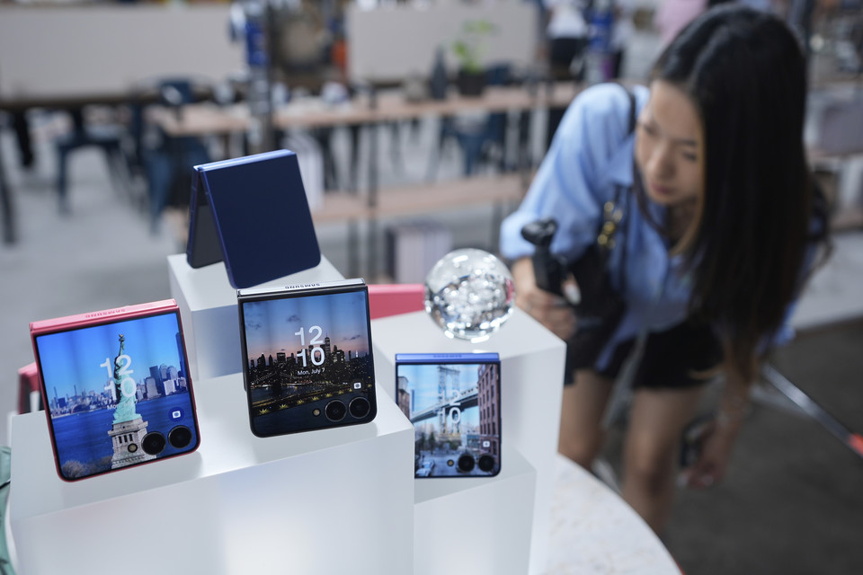 9일(현지시간) 뉴욕에서 열린 갤럭시 언팩 현장에서 공개된 갤럭시Z 플립7 [사진=AP통신]