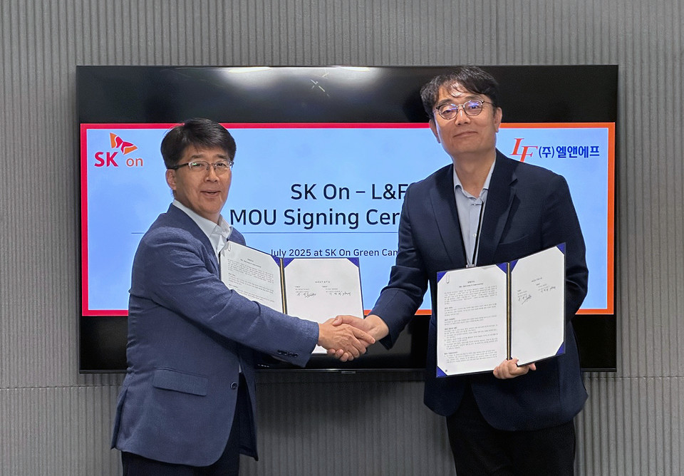 (왼쪽부터) 신영기 SK온 구매본부장, 이병희 엘앤에프 최고운영책임자(COO)가 협약식에서 기념촬영을 하고 있다. [사진=SK온]