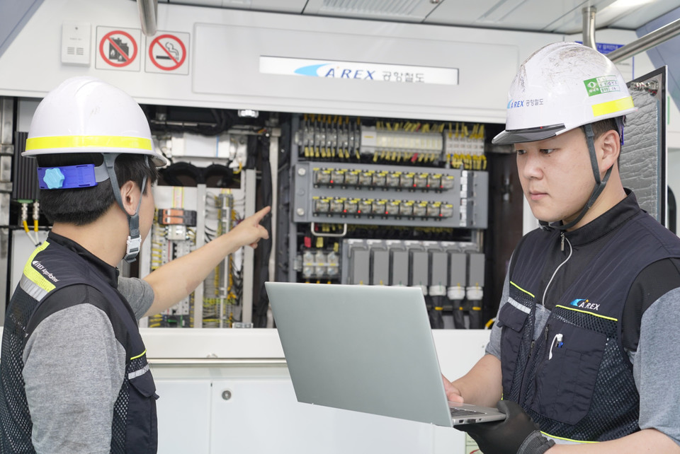 용유차량기지에서 공항철도 엔지니어들이 5G 특화망에 연결된 노트북을 통해 객차 및 설비를 점검하고 있다. [사진=LG유플러스]