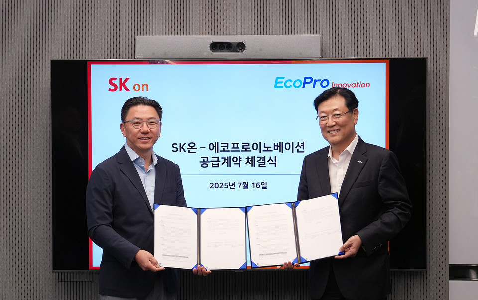 (왼쪽부터) 박종진 SK온 전략구매실장과 김윤태 에코프로이노베이션 대표가 16일 수산화리튬 공급 계약 체결 후 기념촬영을 하고 있다. [사진=SK온]