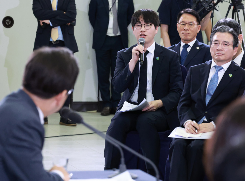 하정우 대통령실 인공지능(AI)미래기획수석이 4일 대전컨벤션센터에서 열린 이재명 대통령의 '국민소통 행보 2탄, 충청의 마음을 듣다' 간담회에서 발언하고 있다. [사진=연합뉴스]