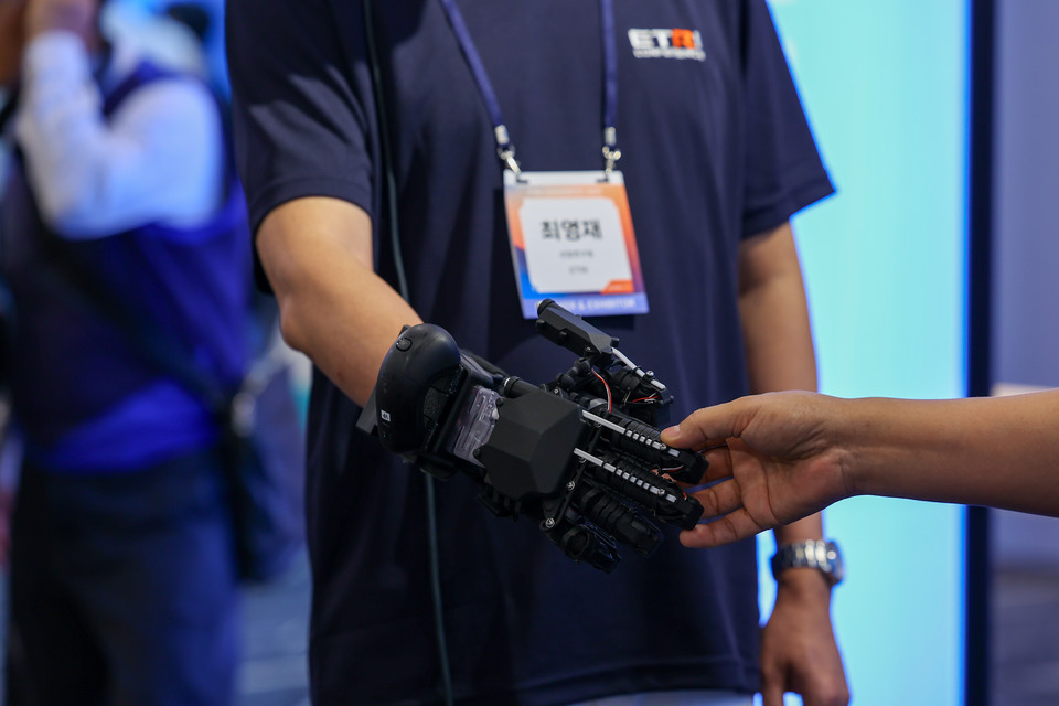 ETRI 컨퍼런스 2025에서 가상 악수 데모 콘텐츠를 시연중인 ETRI 연구진 [사진=ETRI]