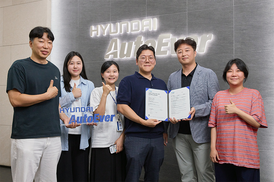 현대오토에버의 차량SW플랫폼 '모빌진 클래식 2.0'이 ASIL-D 인증을 획득했다. (왼쪽부터) 현대오토에버 차량전장SW센터 정지훈 센터장, 송유빈 책임, 김가현 책임, 김병준 책임, 구승모 책임, 이예슬 책임이 기념촬영을 하고 있다. [사진=현대오토에버]