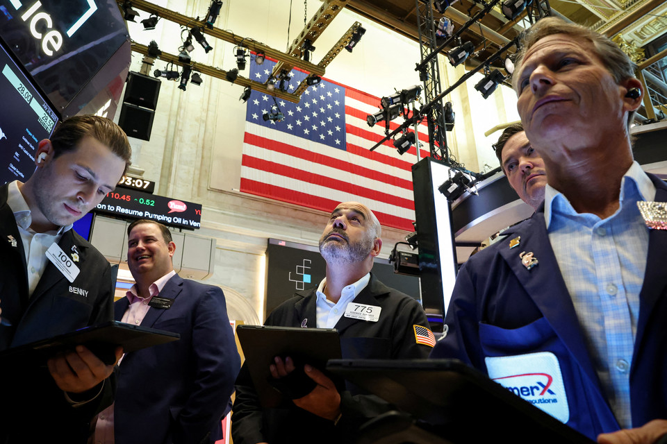 24일(현지시간) 뉴욕증권거래소(NYSE)에서 트레이더들이 업무를 보고 있다. [사진=로이터]