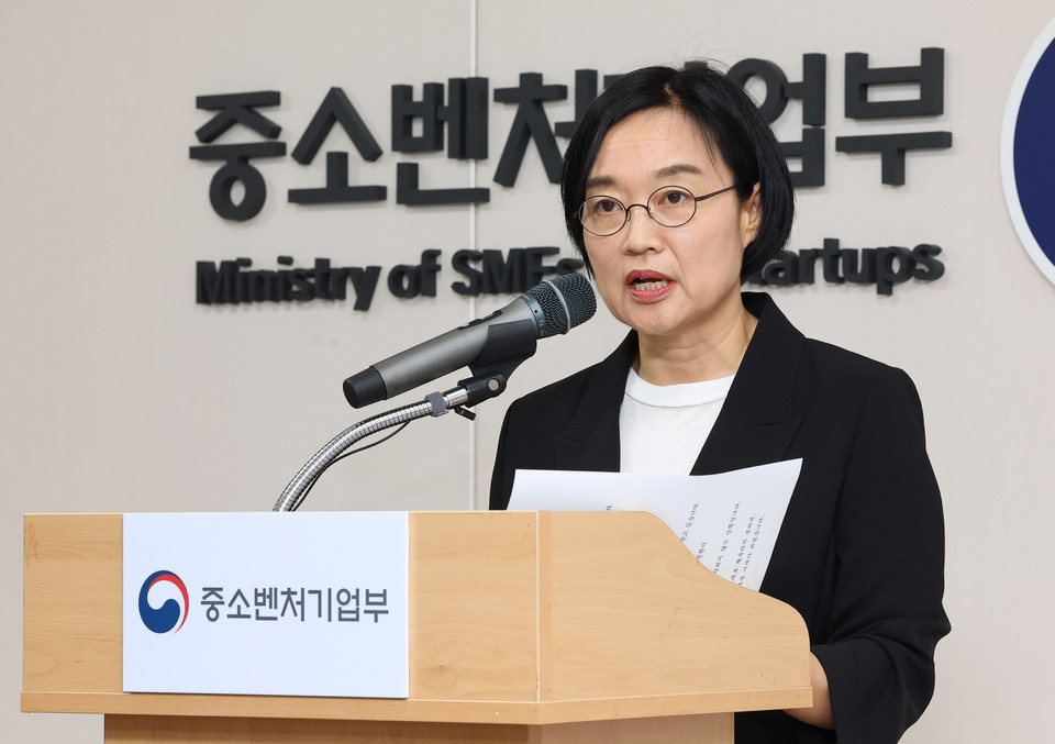 한성숙 중소벤처기업부 장관이 24일 정부세종청사 중기부 어울림홀에서 열린 취임식에서 취임사를 하고 있다. [사진=연합뉴스]