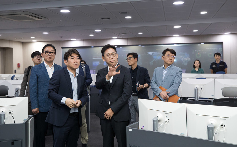 배경훈 과학기술정보통신부 장관이 27일 서울 송파구 한국인터넷진흥원 인터넷침해대응센터에서 사이버 위협에 대한 대응체계를 점검하고 있다. [사진=과기정통부]
