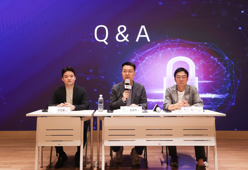 (왼쪽부터) 오신영 사이버위협대응팀 팀장, 홍관희 정보보안센터장(전무), 이진혁 ixi-O 개발task장(상무) [사진=LG유플러스]