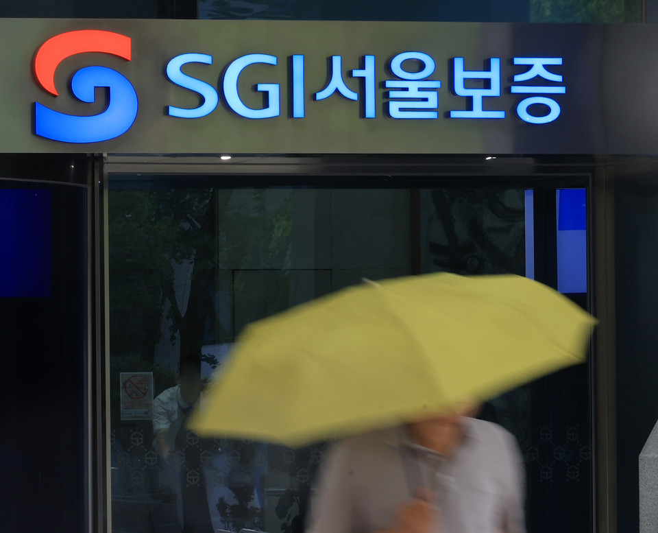 금융당국이 금융사에서 보안 사고가 발생할 시 징벌적 과징금을 부과하는 내용 등을 포함하는 제도적인 개선 방안을 마련하기로 했다. 사진은 이달 14일 보안 사고가 발생한 SGI서울보증 본사 [사진=연합뉴스]