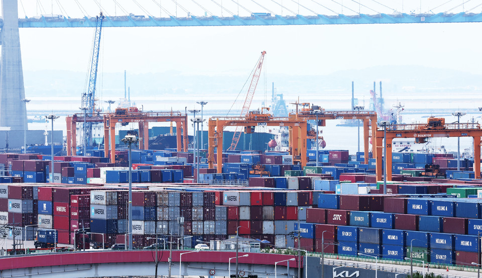 한국과 미국의 관세 협상이 타결된 31일 경기도 평택항에 컨테이너가 쌓여 있다. [사진=연합뉴스]