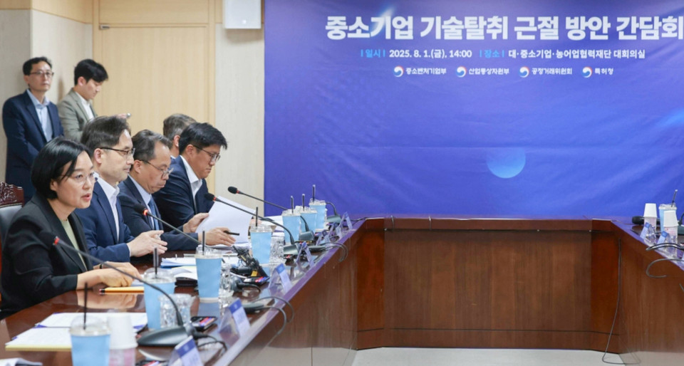 한성숙 중소벤처기업부 장관이 1일 서울 중구 대중소기업농어업협력재단에서 열린 '중소기업 기술탈취 근절 방안 간담회'에서 인사말을 하고 있다. [사진=중기부]