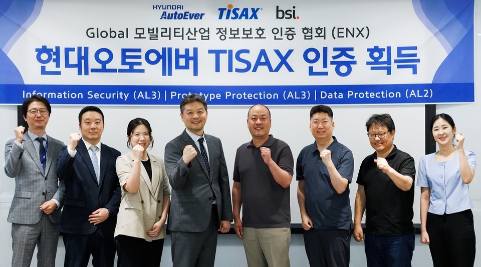 TISAX 평가기관 BSI코리아 임성환 대표(왼쪽에서 4번째)와 현대오토에버 사이버시큐리티사업부장 최원혁 상무(왼쪽에서 5번째)가 기념촬영을 하고 있다. [사진=현대오토에버]
