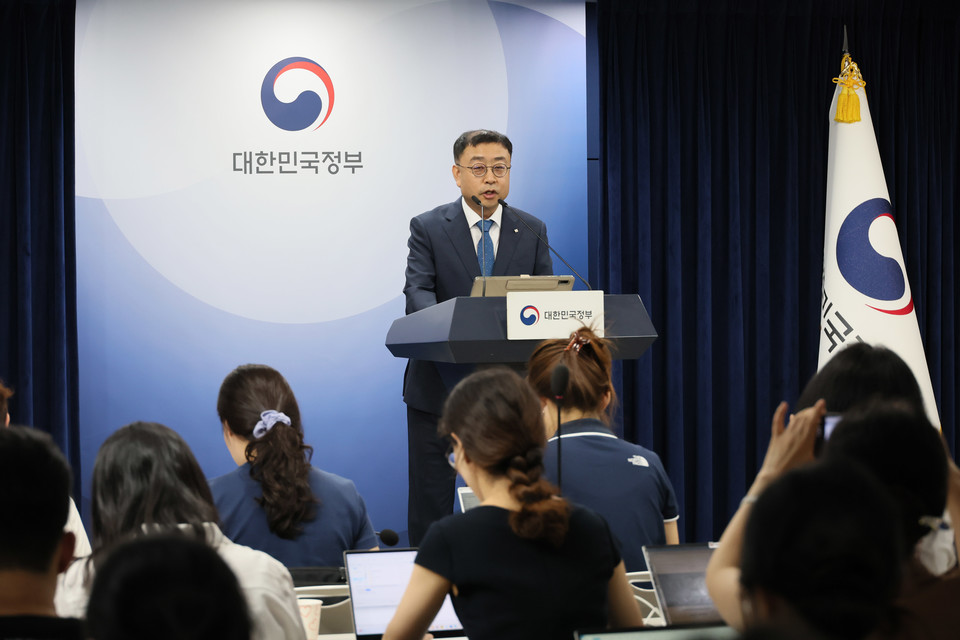 송상훈 과학기술정보통신부 정보통신정책실장이 4일 서울 종로구 정부서울청사에서 독자 AI 파운데이션 모델 프로젝트 정예팀 선정 결과를 브리핑하고 있다. [사진=연합뉴스]