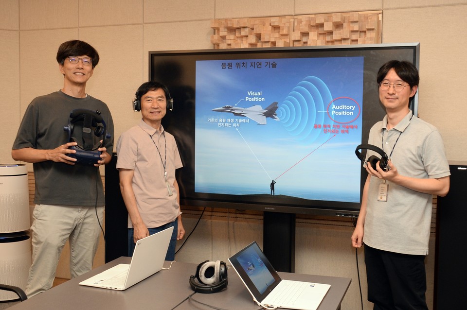 ETRI 연구진이 기존 기술로 구현이 어려웠던 시간 기반 청각 지각 요소를 반영해 현실감과 몰입감을 극대화한 ‘음원 위치 지연 기술’을 시연하는 모습 [사진=ETRI]