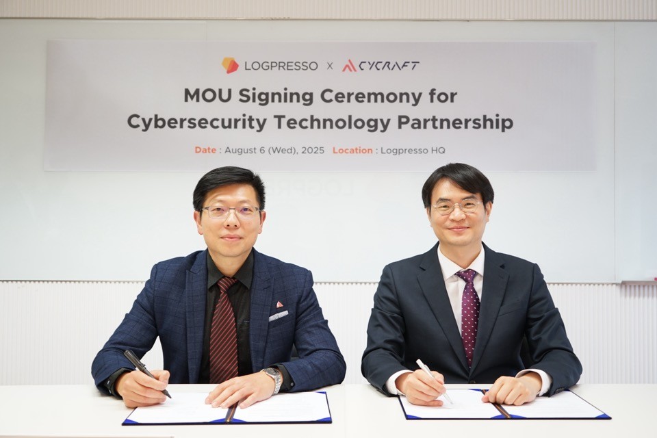 (왼쪽부터) P.K 충 사이크래프트 공동 설립자, 양봉열 로그프레소 대표가 파트너십 체결식에서 기념촬영을 하고 있다. [사진=로그프레소]