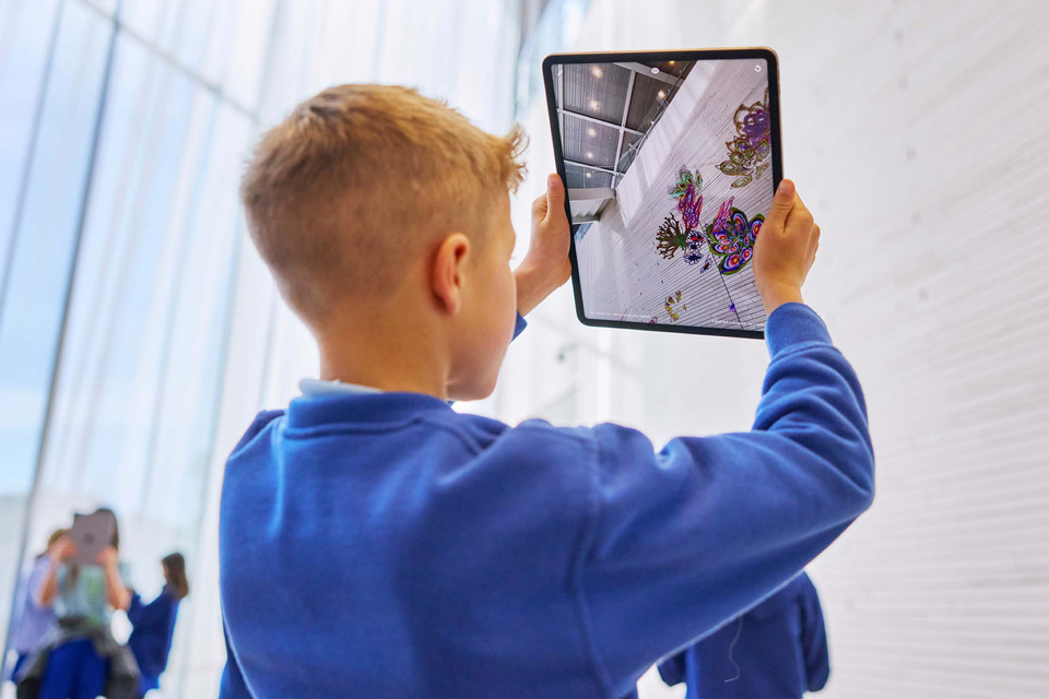 시드니 뉴사우스웨일스 주립미술관에서 한 학생이 애플 아이패드 에어를 활용한 증강현실(AR) 콘텐츠를 보고 있다. [source=apple]
