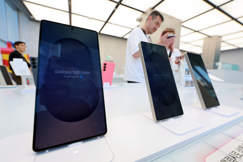 서울 삼성 강남에 전시돼 있는 갤럭시S25 시리즈 [사진=연합뉴스]