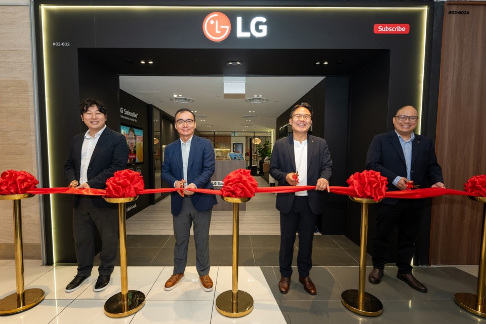 LG전자 관계자들이 싱가포르 구독 전용 브랜드샵 오픈행사에서 기념촬영을 하고 있다. [사진=LG전자]