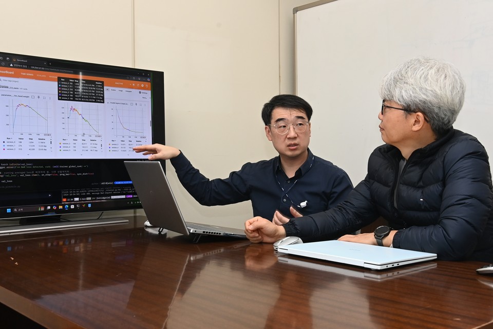 ETRI 연구진이 한국어 생성형 언어모델 '이글'에 대해 논의하고 있다. [사진=ETRI]