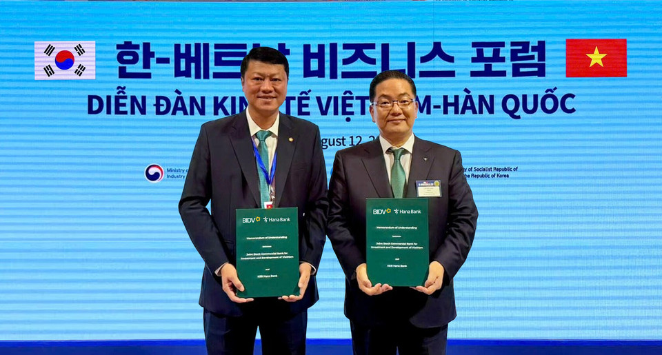 (왼쪽부터) 레 응옥 람 베트남투자개발은행장, 이호성 하나은행장이 협약식에서 기념촬영을 하고 있다. [사진=하나은행]