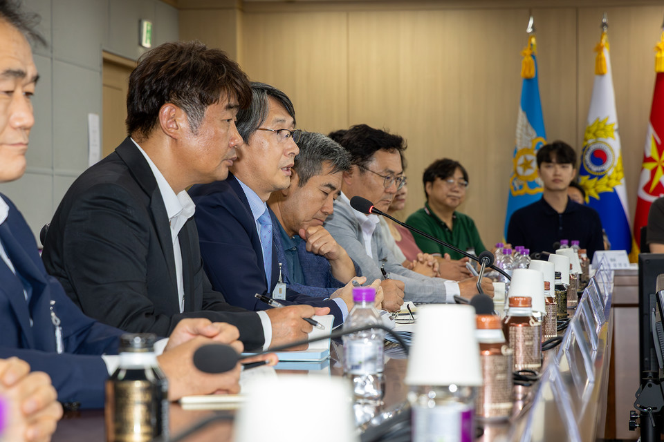 KT, 국방부, 한국지능정보사회진흥원(NIA) 주요 관계자들이 사업 착수보고회를 진행하고 있다. [사진=KT]