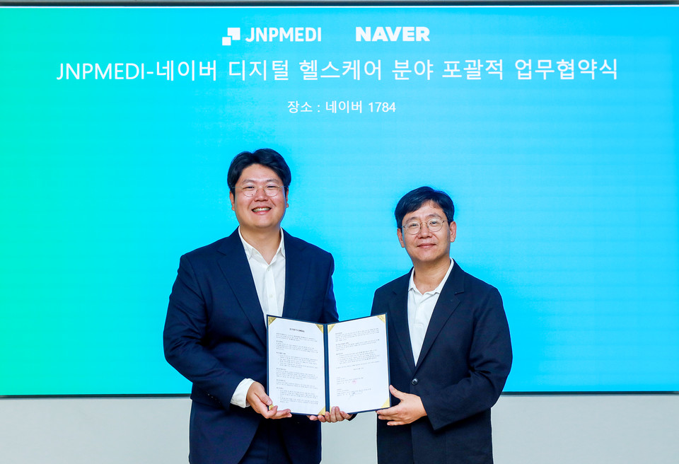 (왼쪽부터) 네이버 최인혁 테크비즈니스 대표, 제이앤피메디 정권호 대표가 네이버 1784 사옥에서 열린 양사 간 협약식에서 기념촬영을 하고 있다. [사진=네이버]