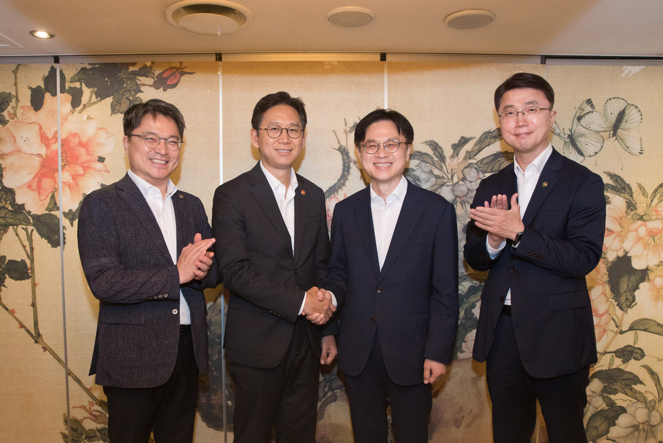 배경훈 과학기술정보통신부 장관(왼쪽 두번째)과 김정관 산업통상자원부 장관(오른쪽 두번째)이 14일 서울 종로구 세종문화회관에서 부처 간 협력방안 등을 논의하기 위해 만나 악수하고 있다. [사진=과기정통부]