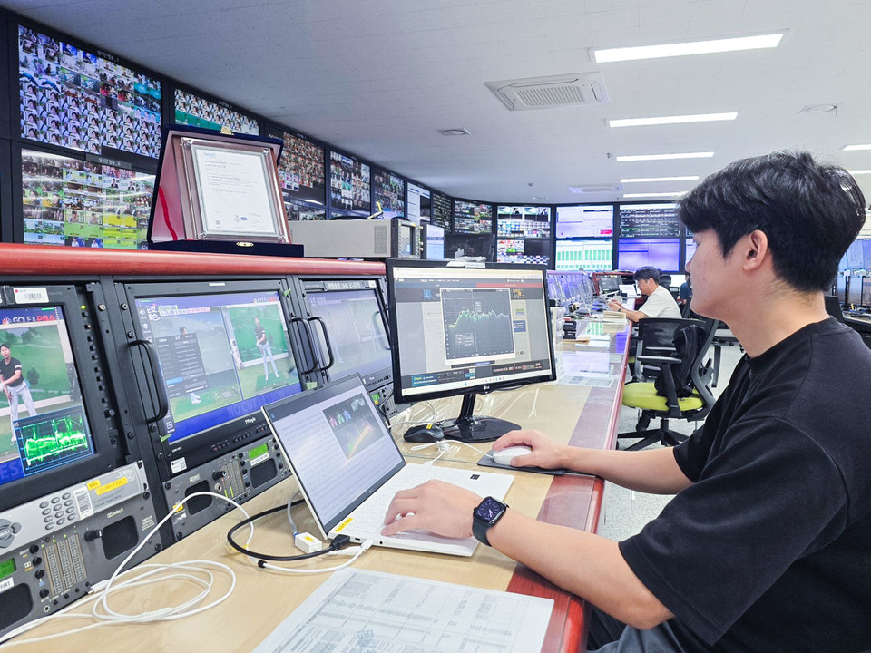 LG유플러스 엔지니어가 IPTV 서비스 상황을 점검하고 있다. [사진=LG유플러스]