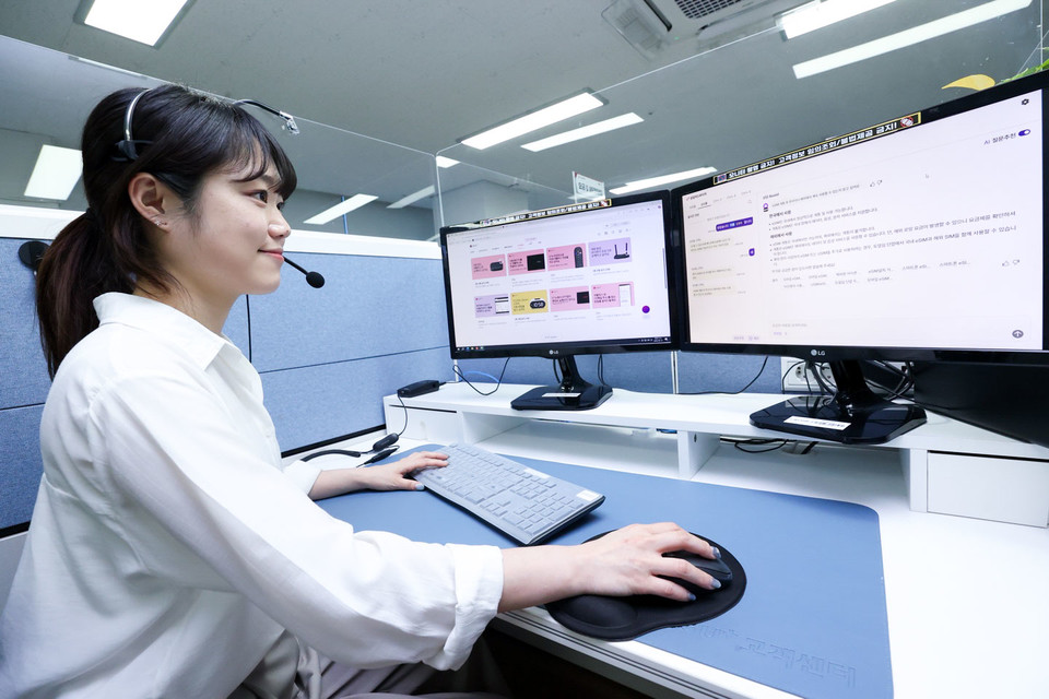 LG유플러스 상담사가 고객 문의에 응대하고 있다. [사진=LG유플러스]