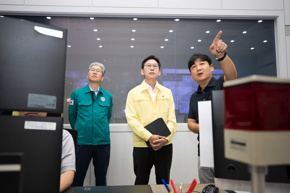 배경훈 과학기술정보통신부 장관이 19일 서울 강남구 강남도시관제센터를 방문해 '지능형 CCTV를 활용한 도시 재난대응 현황' 설명을 듣고 있다. [사진=과기정통부]