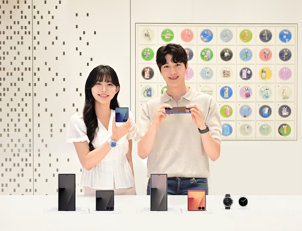 7월25일 삼성전자 모델들이 정식 출시된 폴더블 스마트폰 갤럭시Z폴드7/플립7을 소개하고 있다. [자료사진=삼성전자]