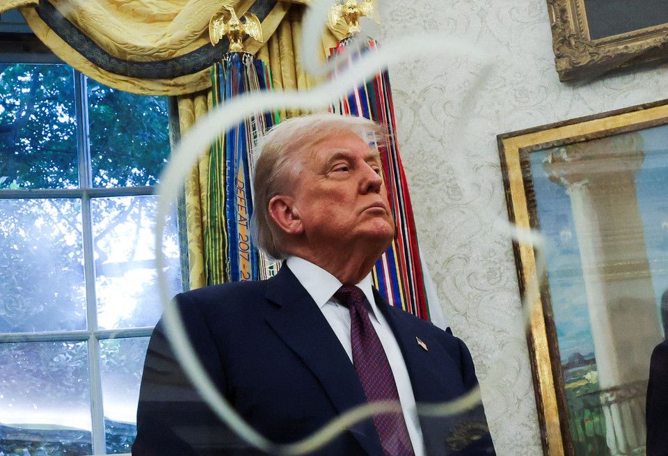 팀 쿡 애플 CEO가 미국 제조업에 1천억달러 투자 계획을 발표한 이달 6일 워싱턴 DC 백악관에서 트럼프 대통령이 이를 지켜보고 있다. [사진=로이터]