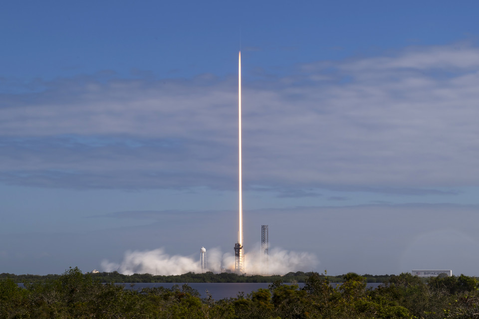 사진은 지난해 11월11일(현지시간) 미국 플로리다 케이프 케너베럴 공군기지에서 스페이스X의 팔콘9 발사체에 실린 무궁화위성 6A호가 우주로 날아가는 모습 [자료사진=KT SAT]