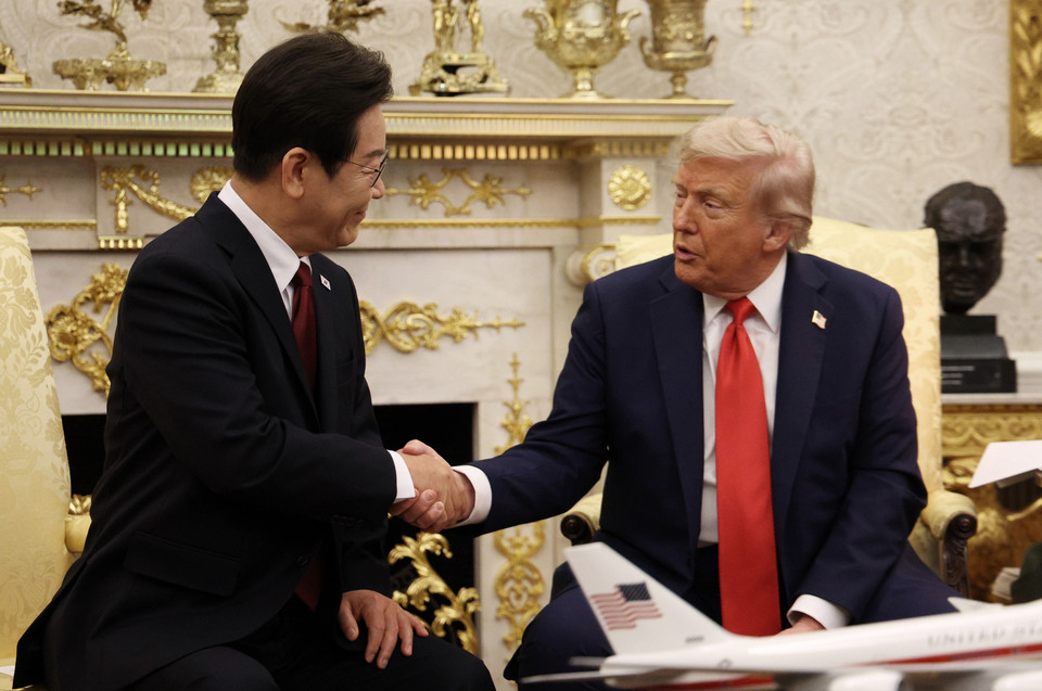 이재명 대통령과 도널드 트럼프 미 대통령이 25일(현지시간) 미국 워싱턴DC 백악관에서 정상회담 중 악수하고 있다. [사진=연합뉴스]